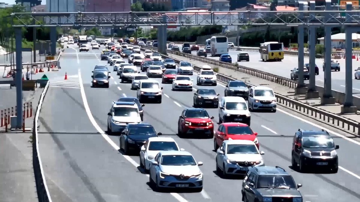Bayramın son gününde Çamlıca gişelerinde dönüş yoğunluğu / Dron görüntüleriyle