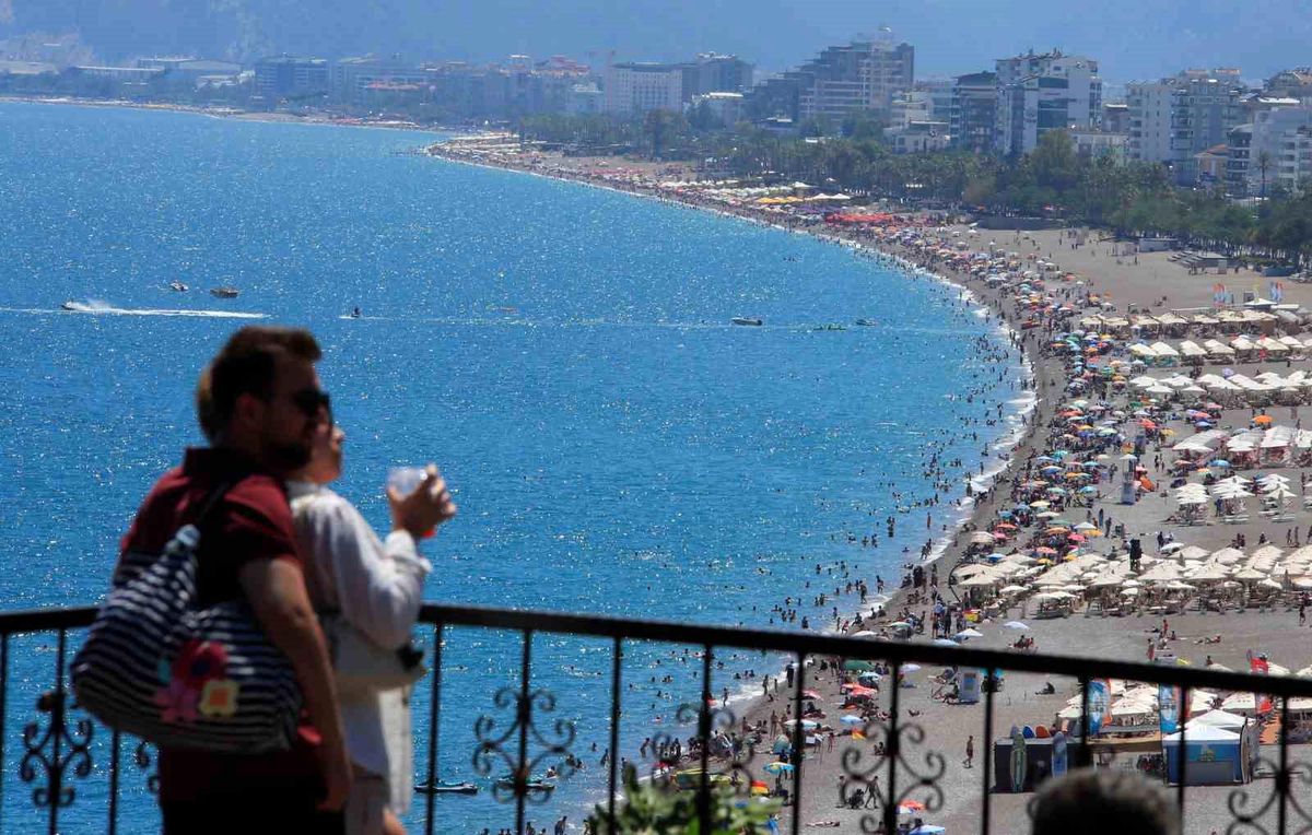 Bayramın son gününde tatilciler Konyaaltı Sahili'ne akın etti