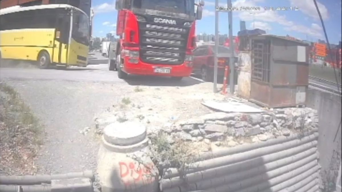 İETT otobüsü freni boşaldı, park halindeki TIR'a çarptı