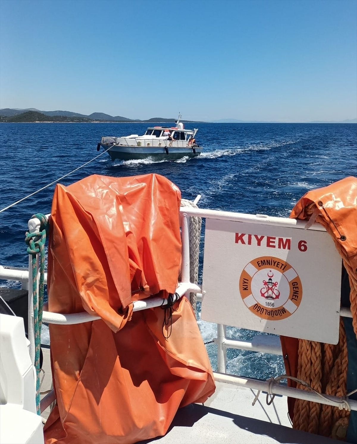 Bodrum'da makine arızası nedeniyle sürüklenen teknedeki 3 kişi kurtarıldı