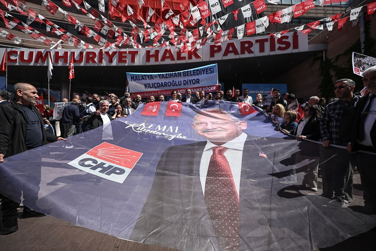 CHP'deki 'Halkla Bayramlaşma' programı dolayısıyla partililer genel merkeze gelmeye başladı