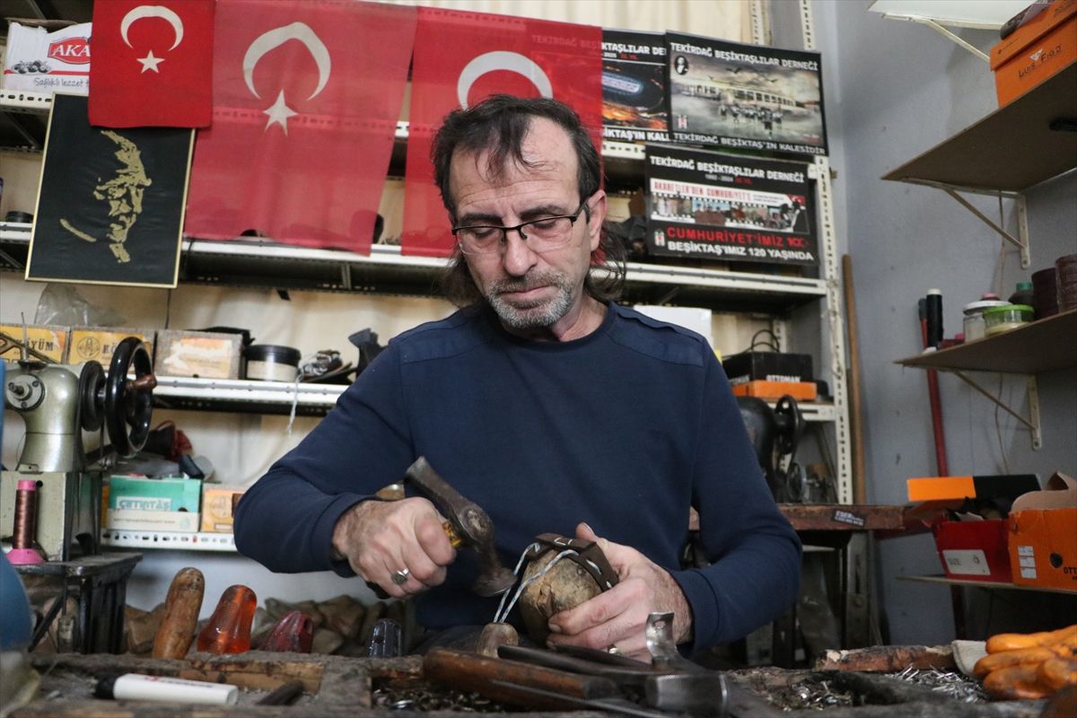 Dededen kalan çarıkçılık geleneğini 45 yıldır yaşatıyor