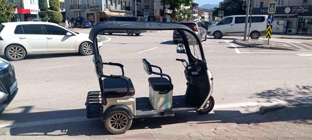 Devrilen elektrikli motosikletteki 3 kişi yaralandı