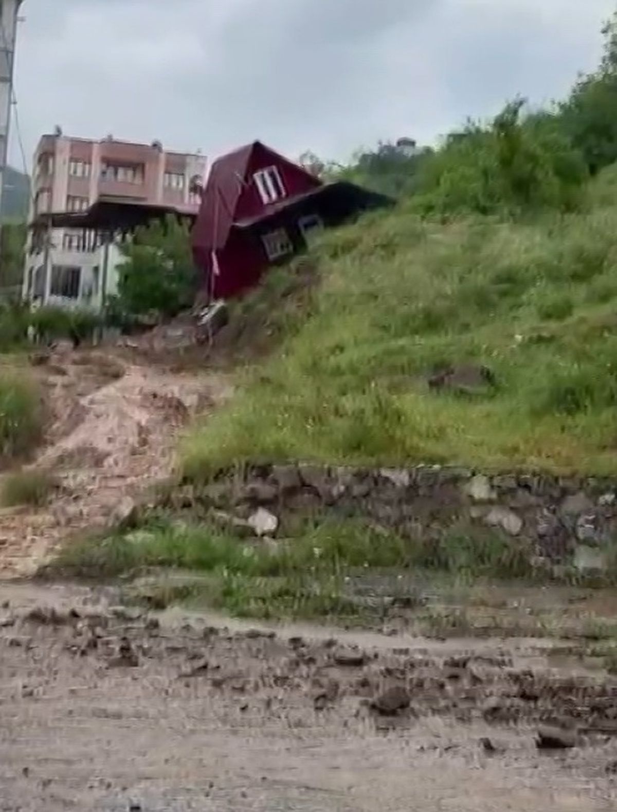 Doğu Akdeniz'de sağanak; caddeleri su bastı