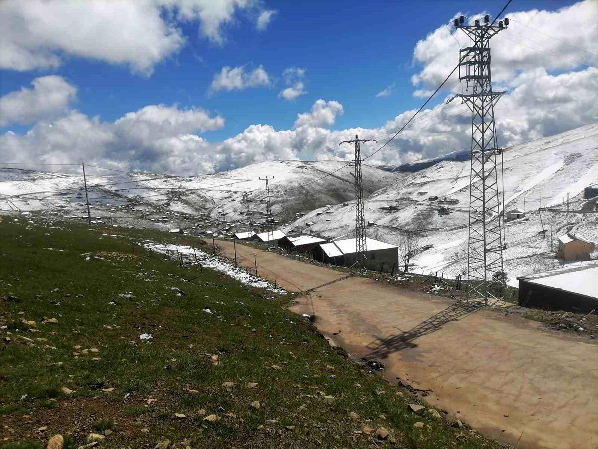 Doğu Karadeniz yaylalarına kış geri geldi