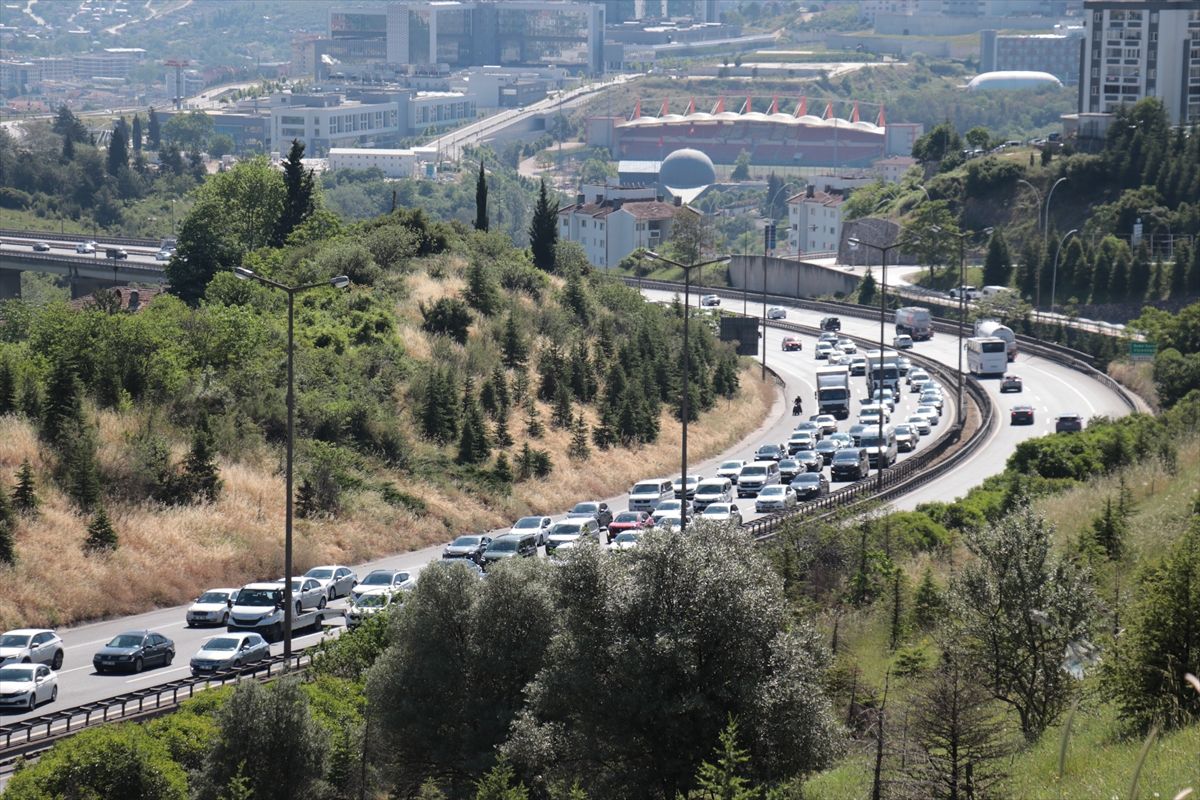 Dönüşe geçen tatilciler yollarda yoğunluk oluşturuyor