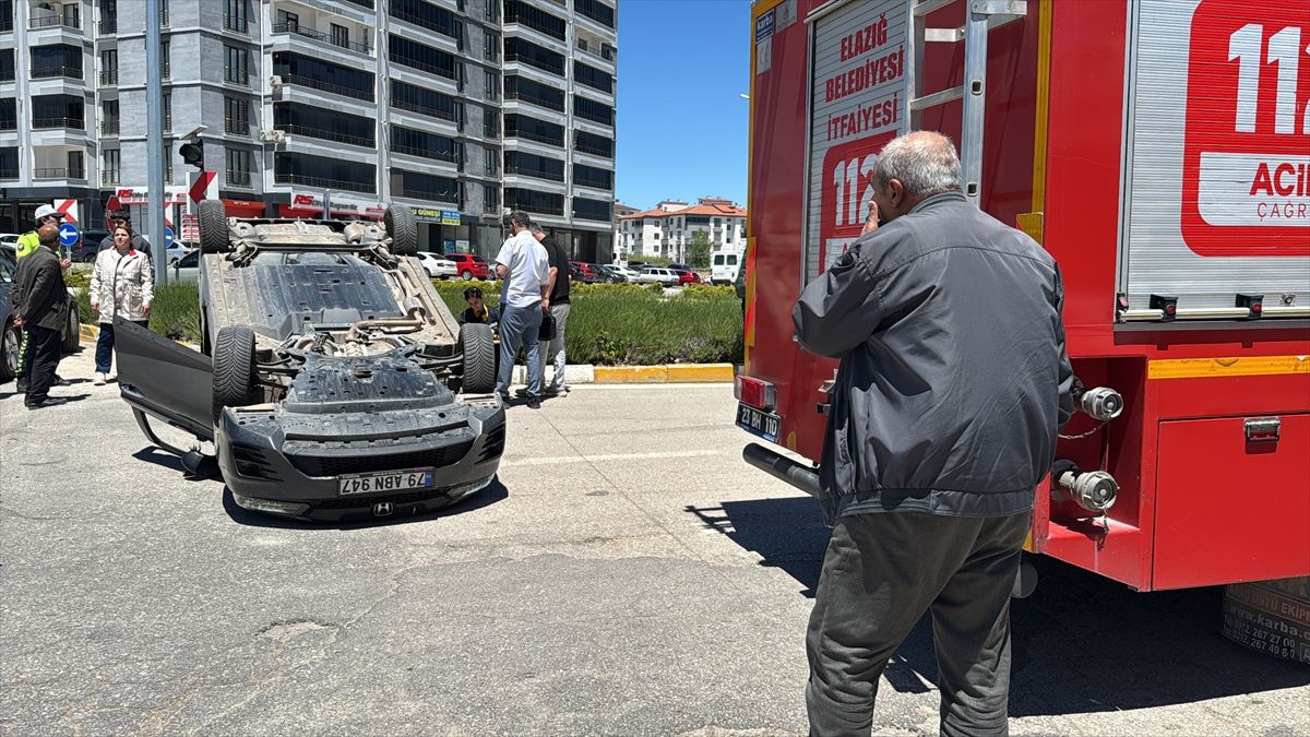 Elazığ'da iki otomobilin çarpıştığı kazada 3 kişi yaralandı