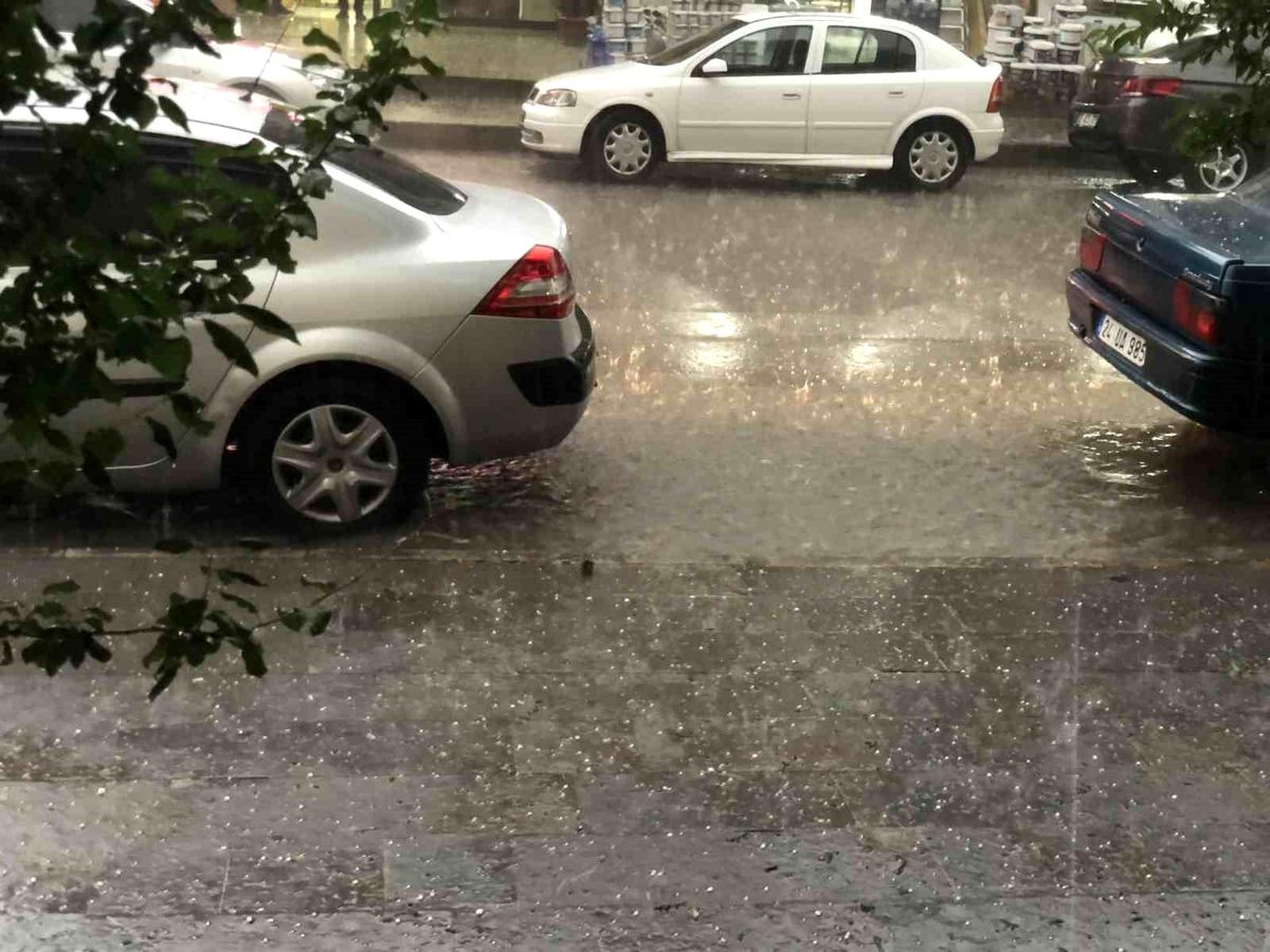 Erzincan'da dolu ve heyelan ulaşımı olumsuz etkiledi