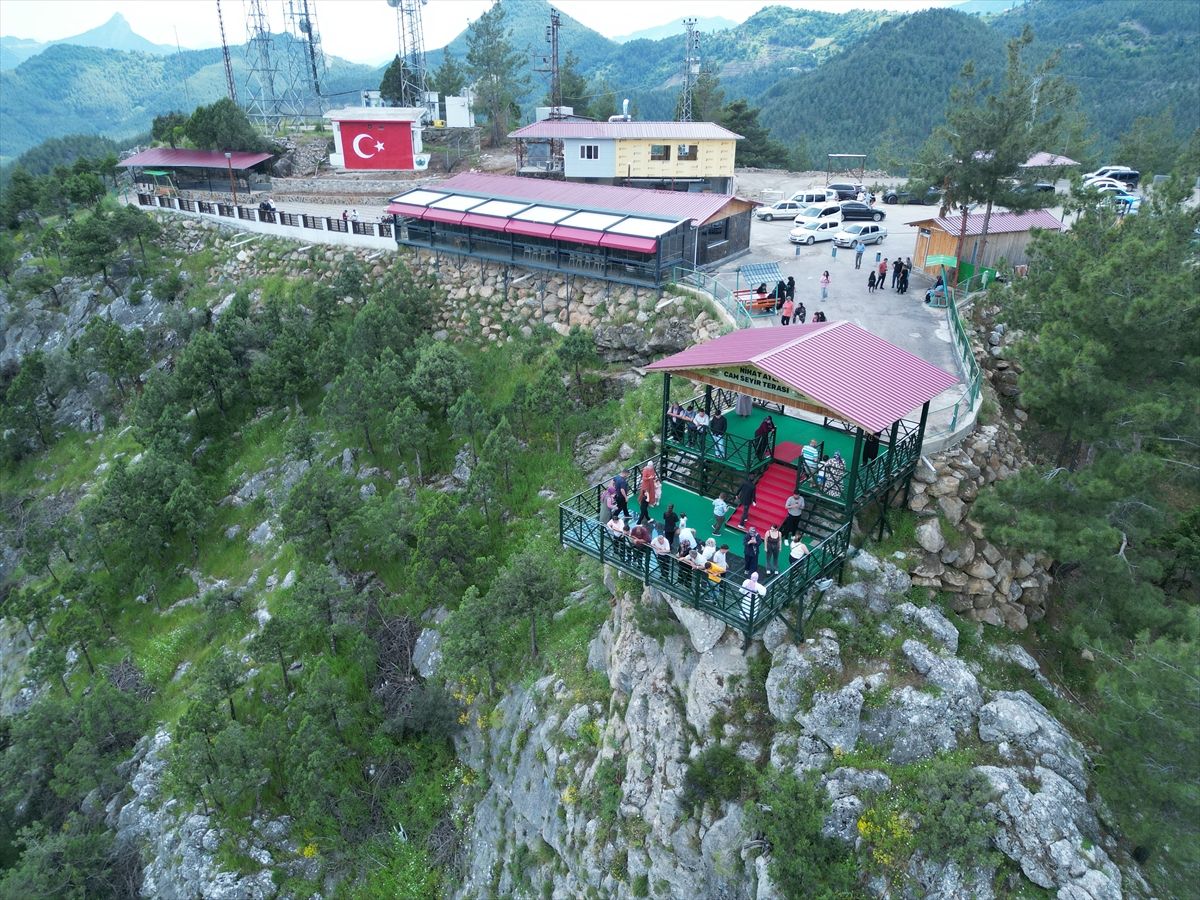 Feke ilçesindeki cam seyir terası bayramda ziyaretçilerini ağırlıyor