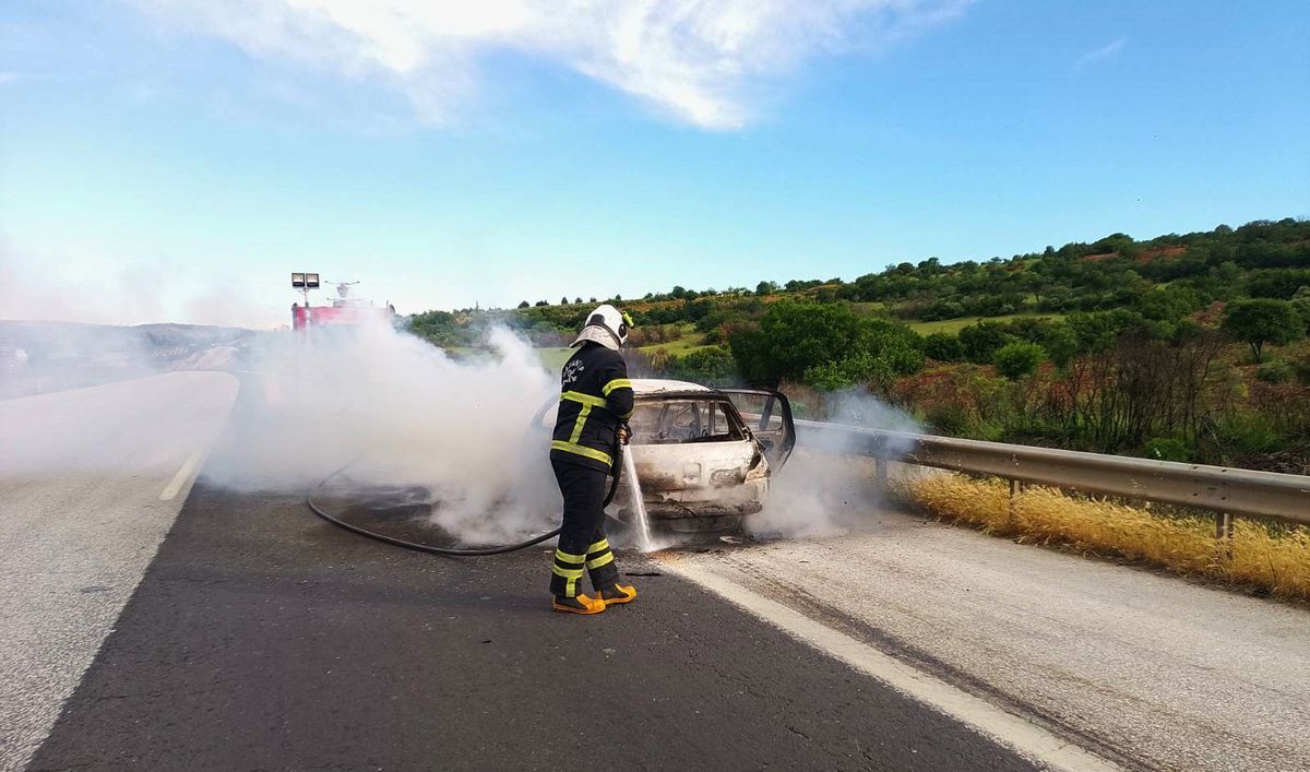 Gaziantep'te seyir halindeki otomobil yandı