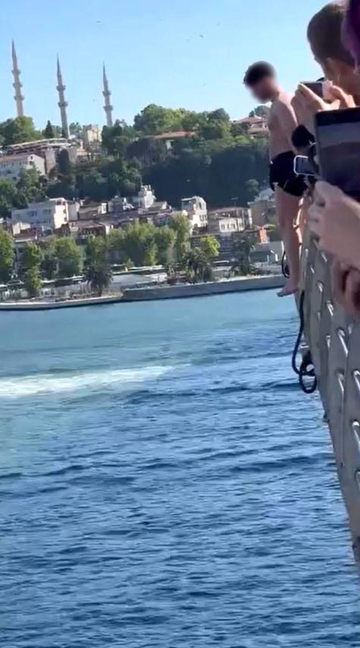 Haliç Köprüsü'nde gençlerin tehlikeli atlayışı kamerada