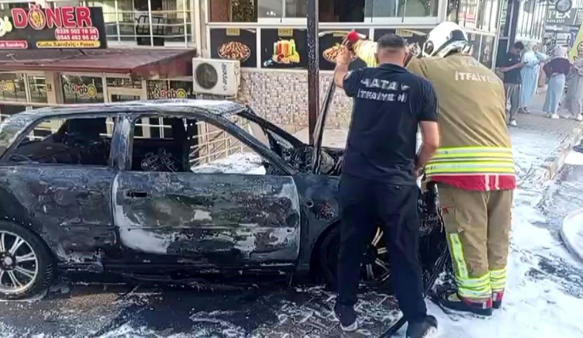 Hatay'da park halindeki otomobil alevler içinde yandı