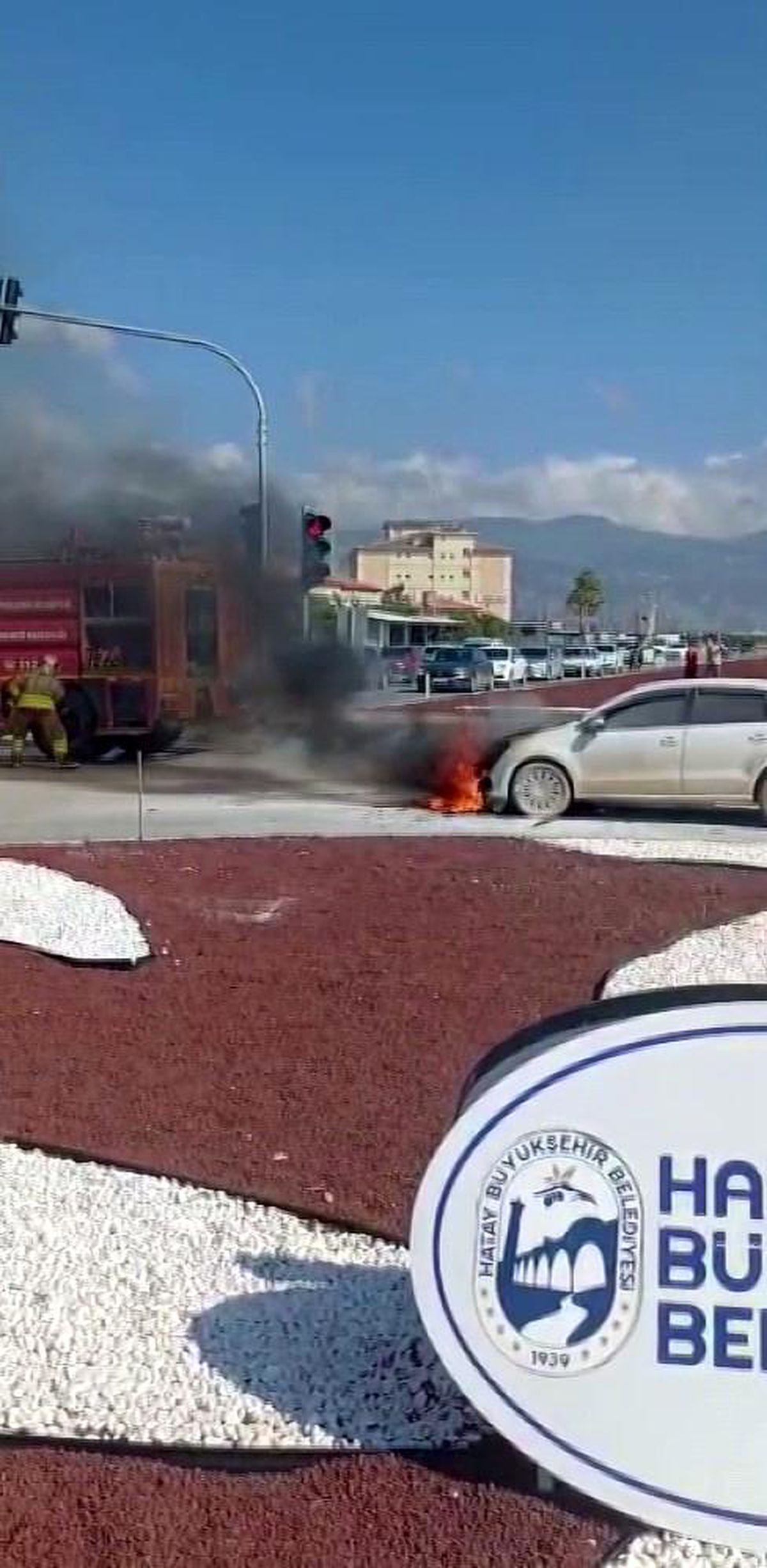 Hatay'da seyir halinde olan otomobil alevlere teslim oldu
