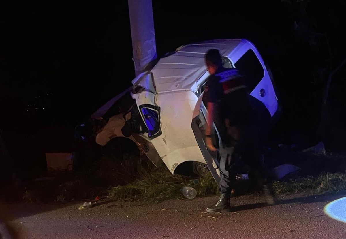Isparta'da direğe çarpan hafif ticari araçtaki 2 kişi öldü, 2 kişi yaralandı