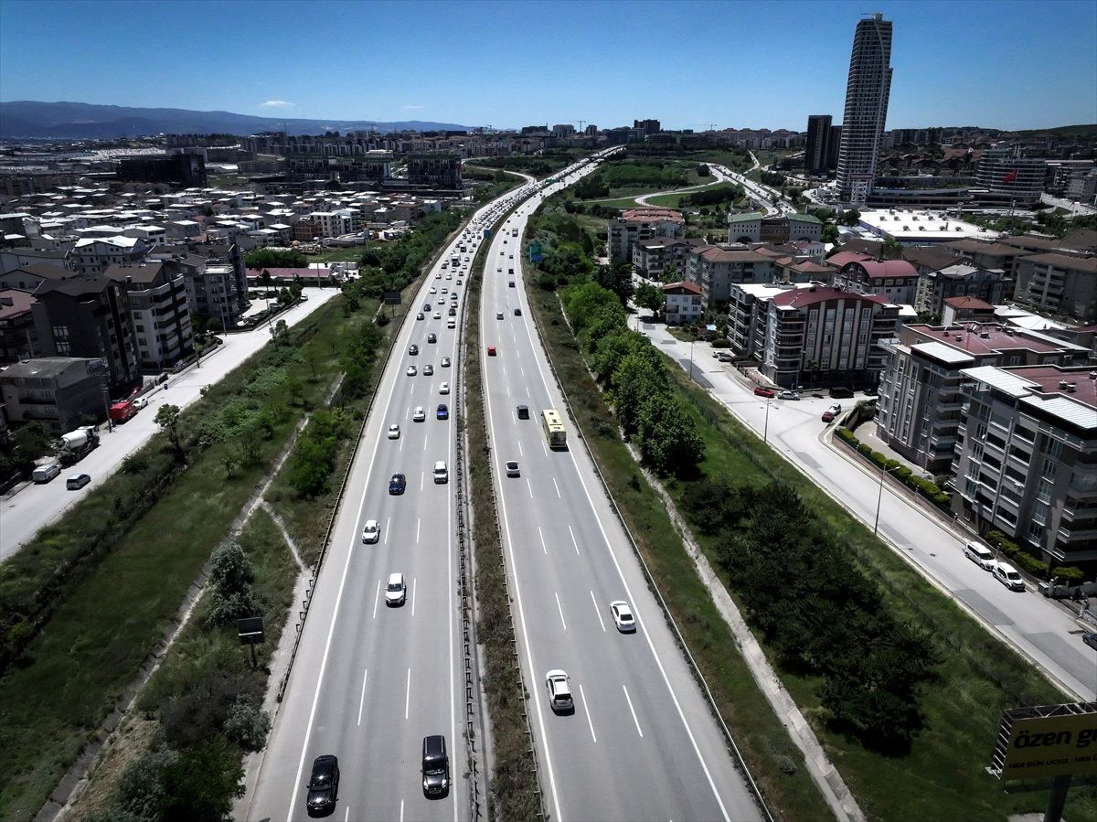 İstanbul-İzmir Otoyolu'nda bayram tatili dönüşünde yoğunluk yaşanıyor
