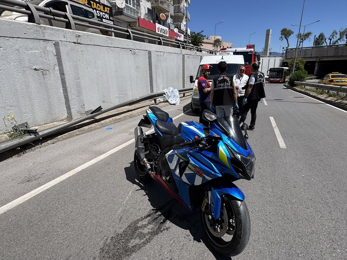 İzmir'de bariyerlere çarpan motosikletin sürücüsü hayatını kaybetti