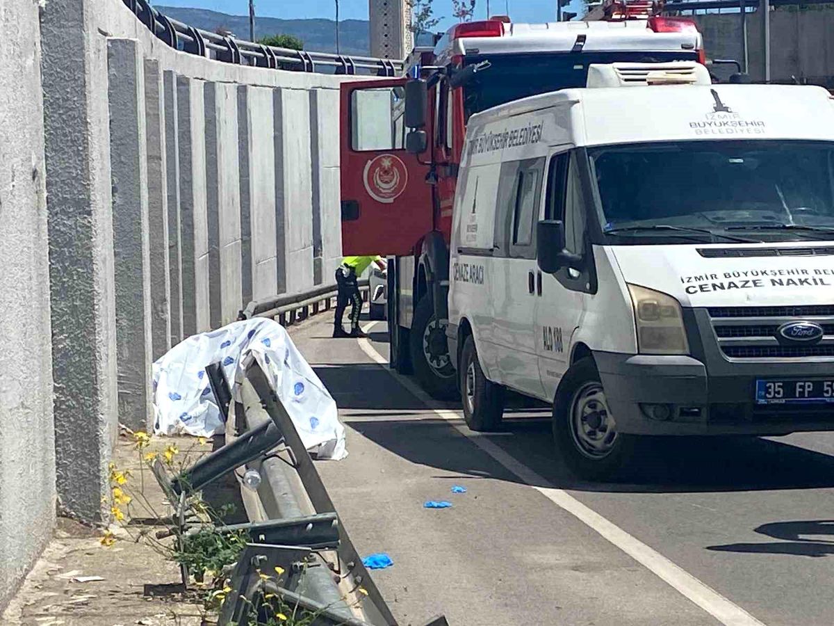 İzmir'de demir bariyere çarpan motosikletin sürücüsü hayatını kaybetti