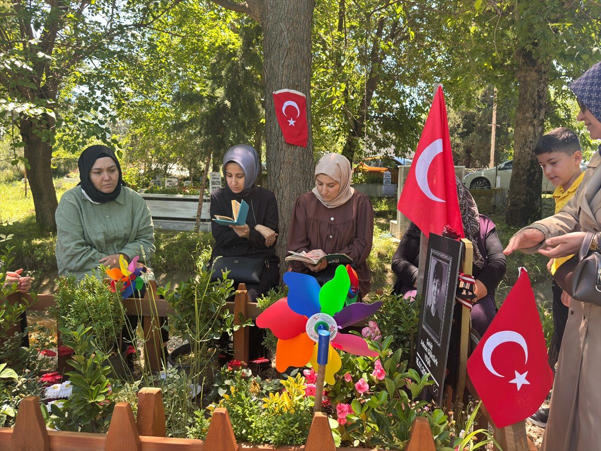 Maraş saldırısında kaybedilen çocukların ailelerinden ortak mezar ziyareti