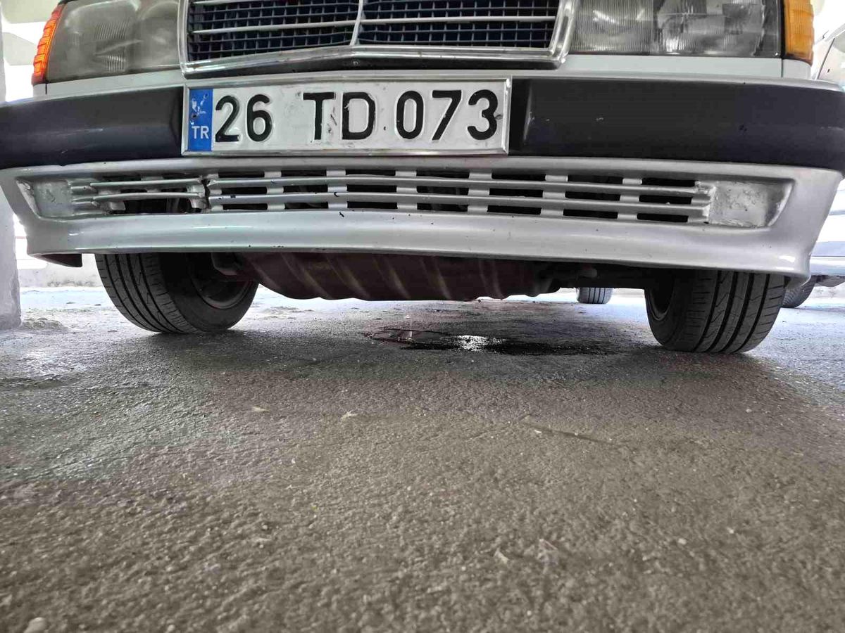 Katlı otoparkta yakıt sızdıran otomobil paniğe sebep oldu