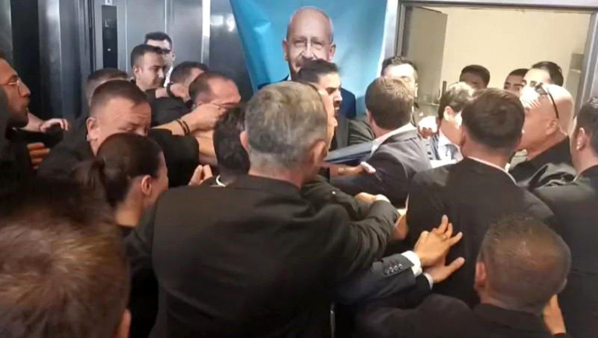 Kılıçdaroğlu, 2.5 ın sonra CHP Genel Merkezi'nde