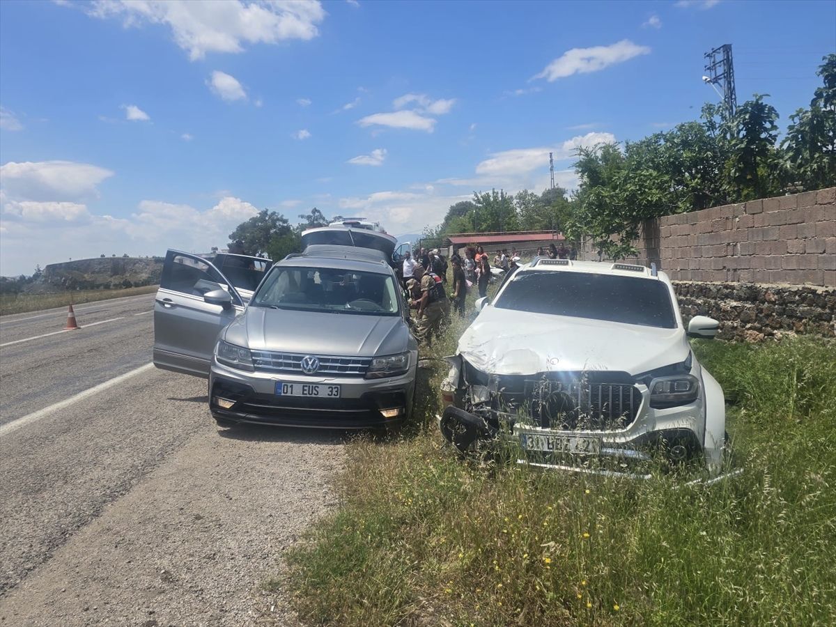 Kilis'te pikap ile otomobilin çarpıştığı kazada 9 kişi yaralandı