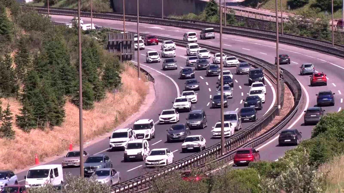 Kocaeli TEM Otoyolu'nda kilometrelerce araç kuyruğu oluştu