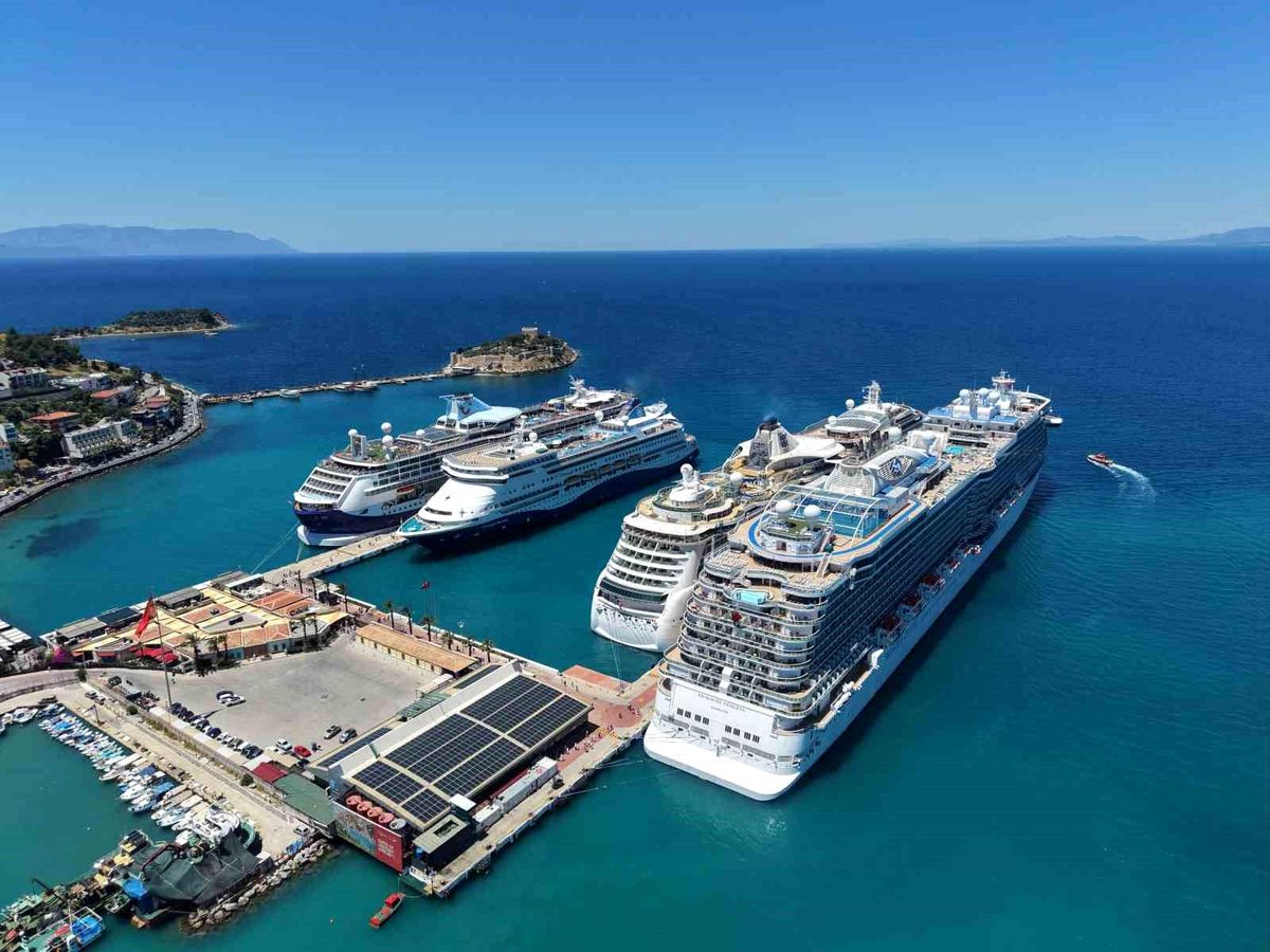 Kuşadası'na 4 kruvaziyer ile 9 bin turist geldi