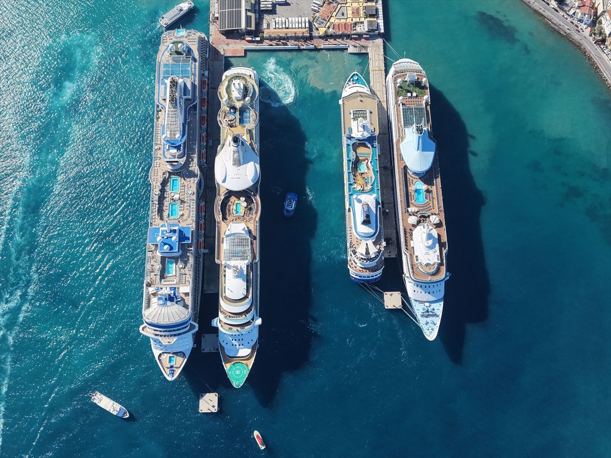 Kuşadası'na 4 kruvaziyerle 9 bini aşkın turist geldi