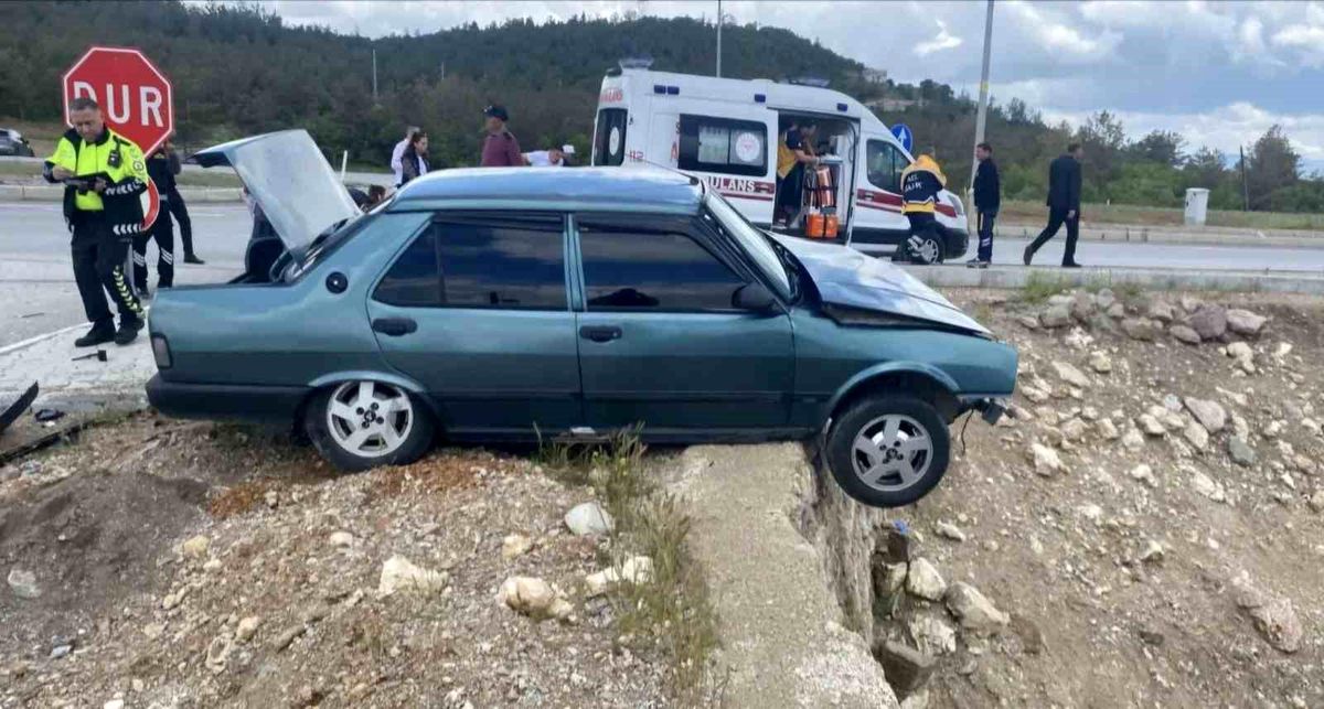 Kütahya Emet'te kavşakta iki araç çarpıştı: 3 yaralı