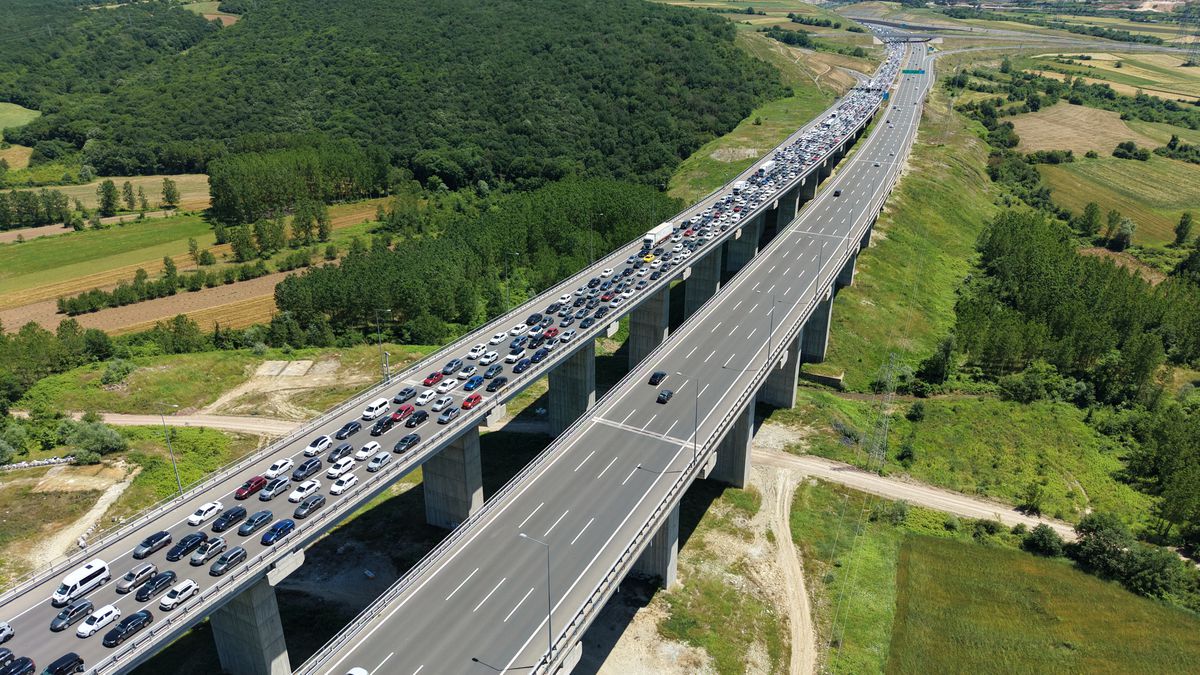 Kuzey Marmara Otoyolu'nda Kurban Bayramı tatili dönüşünde trafik yoğunluğu