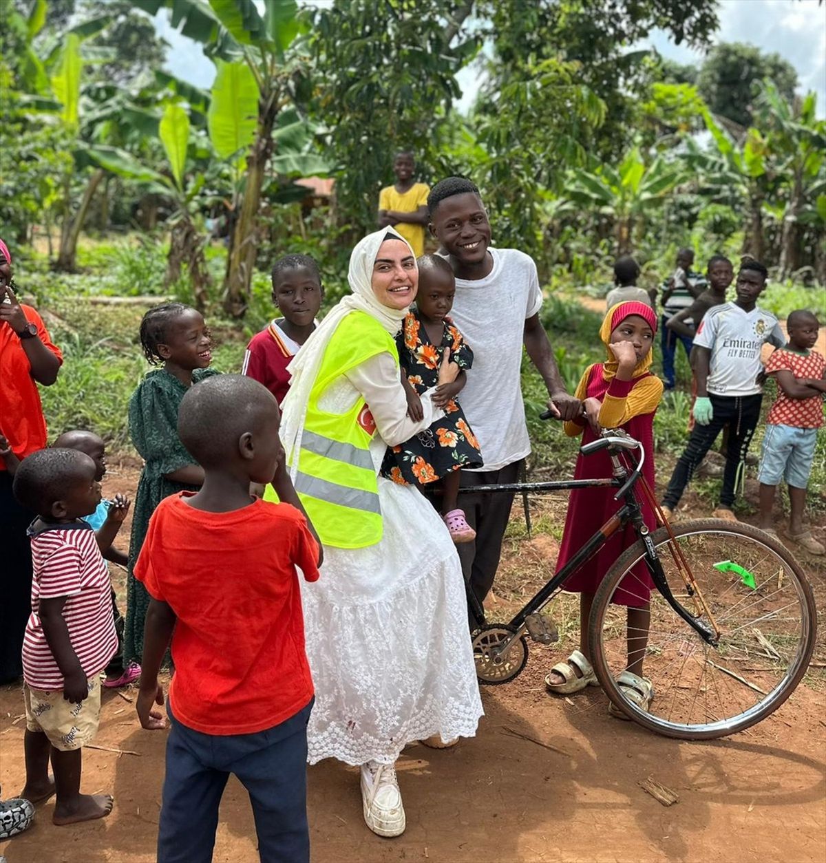 Mucizevi Eller gönüllüleri, Uganda'da kurban kesti, çocuklara yardım götürdü