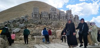 Nemrut Dağı'nda bayram tatilinde ziyaretçi yoğunluğu yaşanıyor