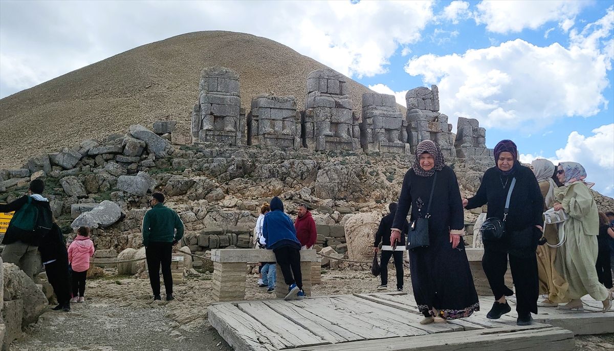 Nemrut Dağı'nda bayram tatilinde ziyaretçi yoğunluğu yaşanıyor