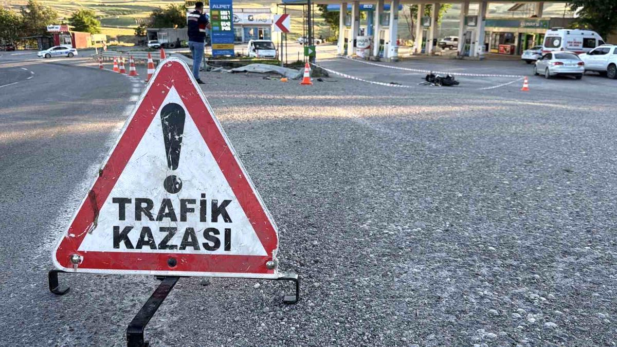Ölüm virajında motosiklet takla attı: 1 ölü