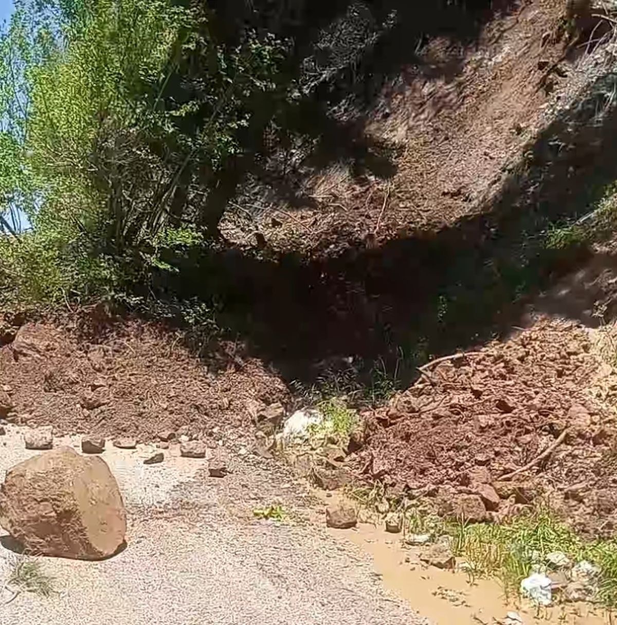 Osmaniye'de heyelan yayla yolunu kapattı