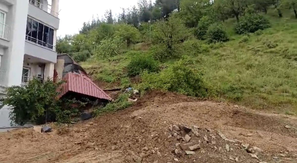 Osmaniye'de toprak kayması: Prefabrik ev devrildi, traktör göçük altında kaldı