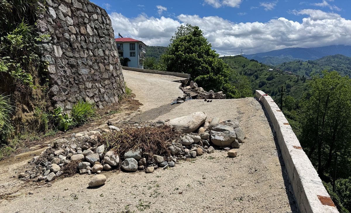 Rize'de istinat duvarının yıkılması sonucu mahalle yolu ulaşıma kapandı
