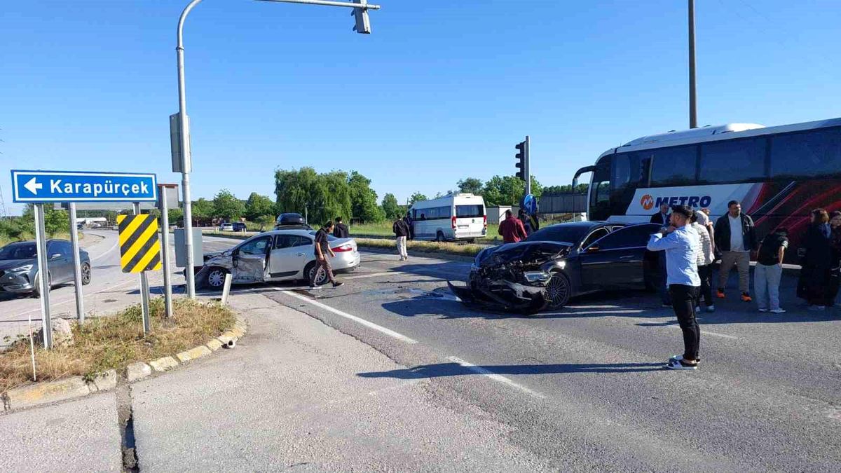 Sakarya'da zincirleme kaza: 3'ü çocuk 5 yaralı