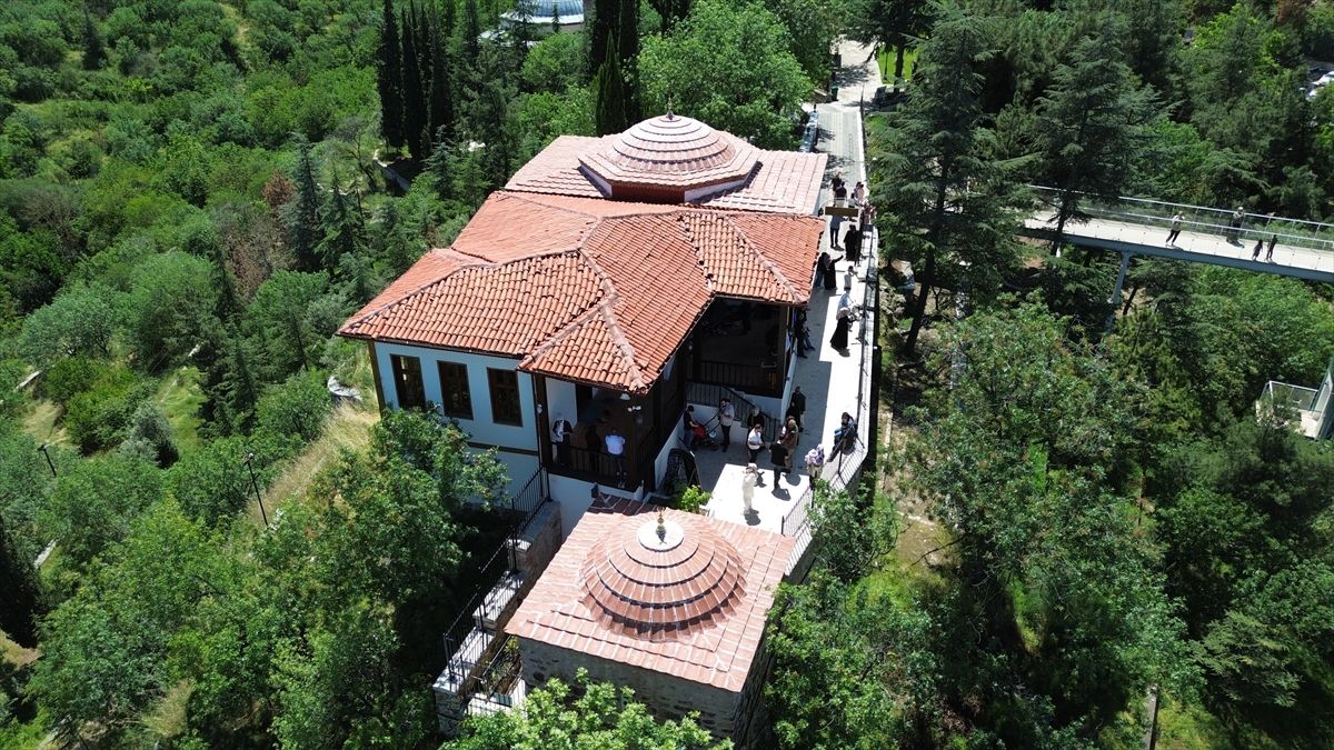 Şeyh Edebali Külliyesi'nde ziyaretçi yoğunluğu yaşanıyor