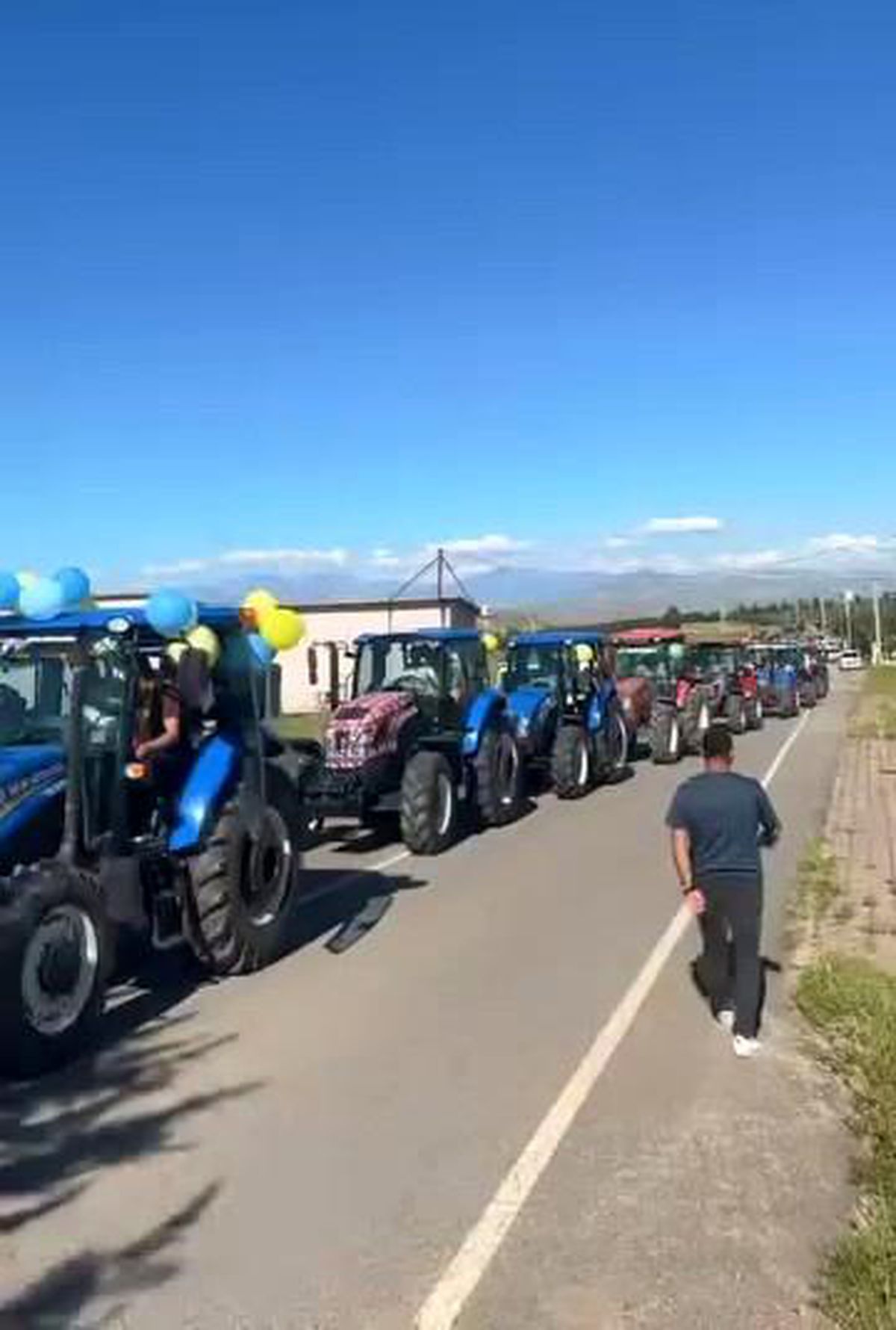 Siirt'te onlarca traktör düğün konvoyuna katıldı