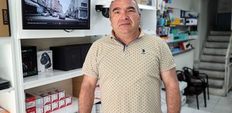 Sivas'ta bir sürücü, motokuryenin yola saçılan paralarını toplayıp polise teslim etti