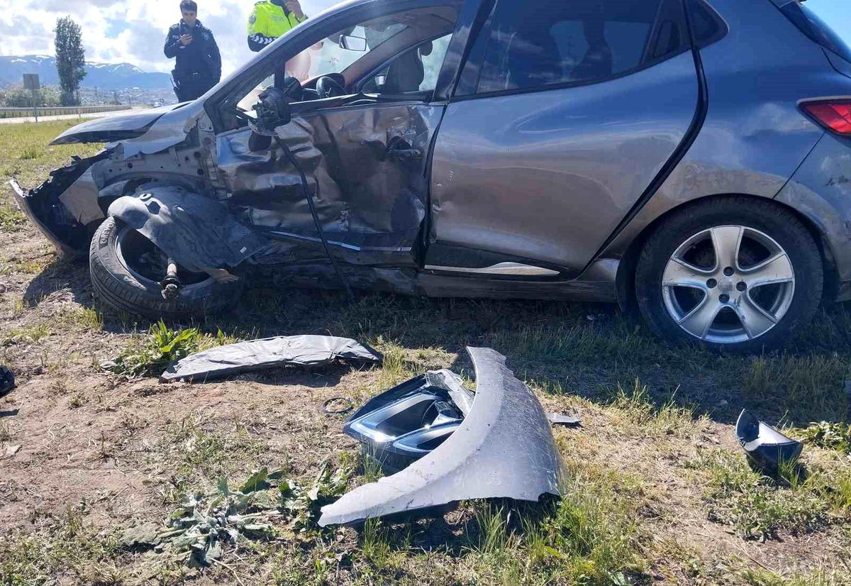 Sivas'ta iki otomobilin çarpıştığı kazada 4 kişi yaralandı