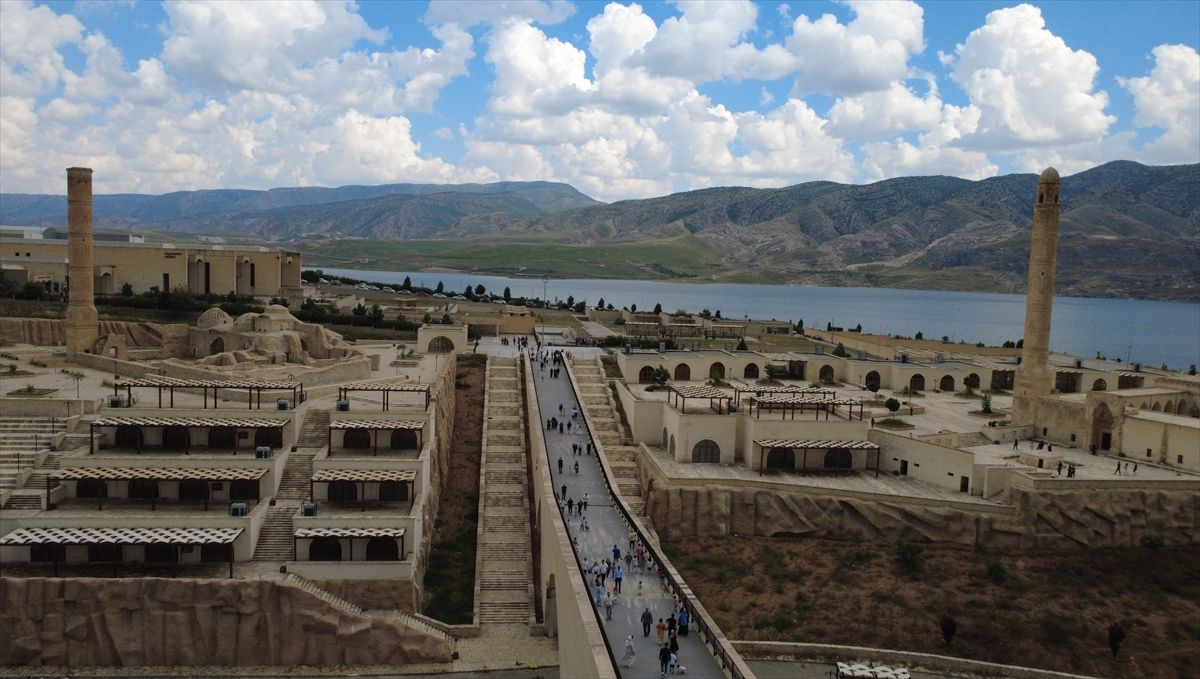 Tarihi Hasankeyf ilçesi bayram tatilinde ziyaretçilerini ağırlıyor