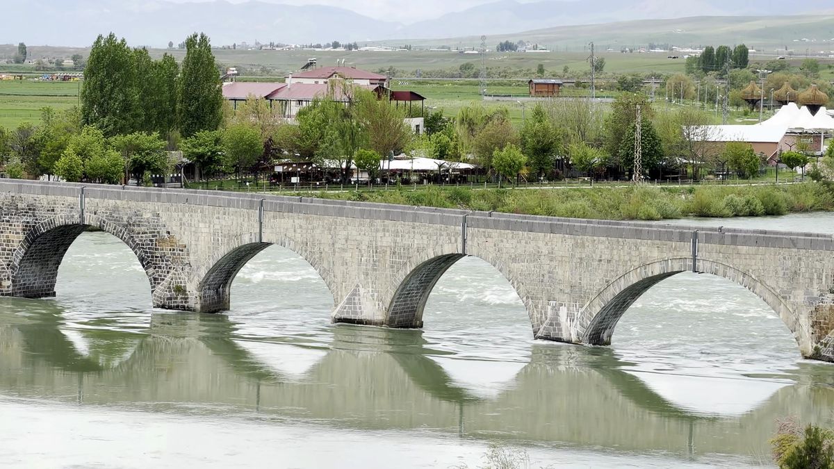 Tarihi Murat Köprüsü ve Sultan Alparslan Parkı bu bayram boş kaldı
