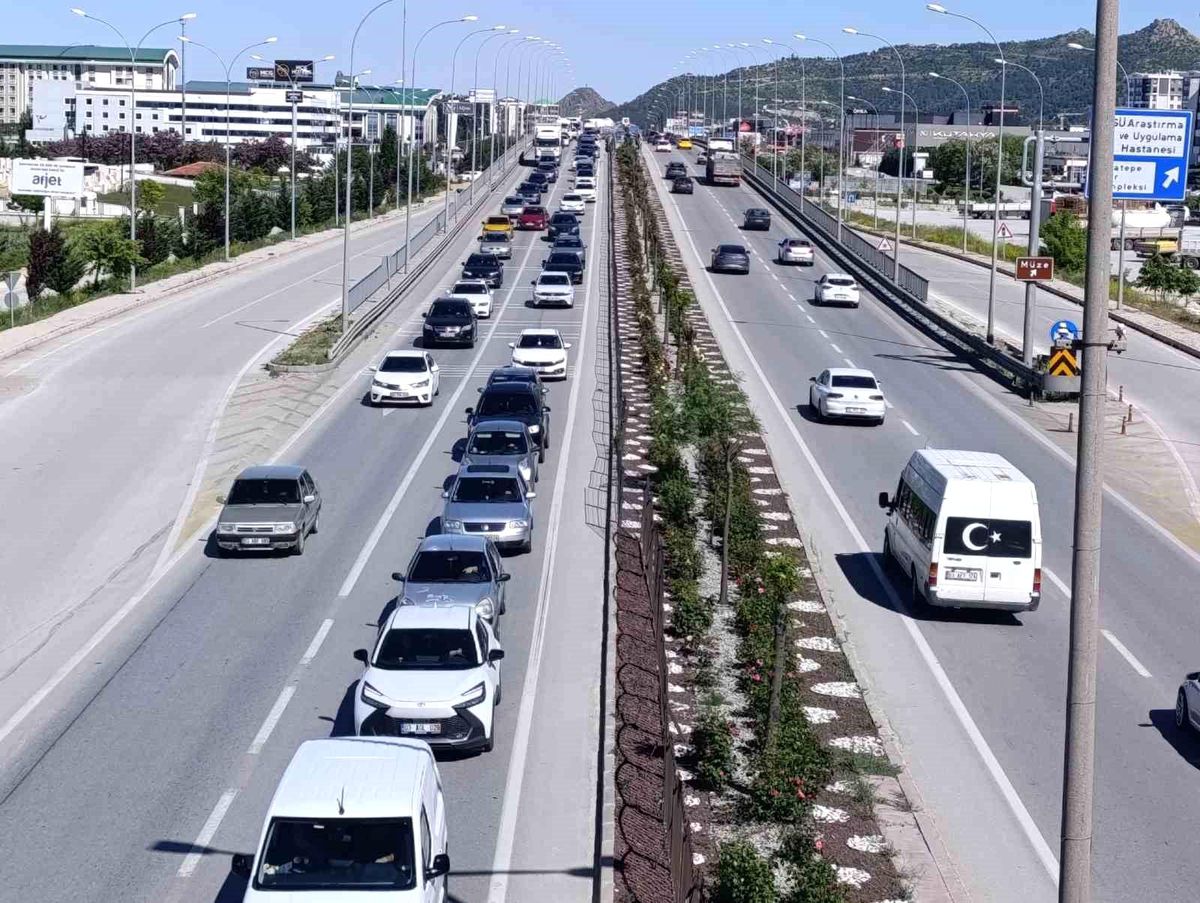 Tatilcilerin dönüş yoluna geçmesiyle Afyonkarahisar'da trafik yoğunluğu başladı