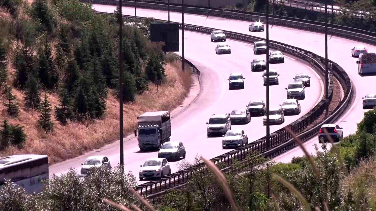 Tatilcilerin dönüşü Kocaeli geçişini hareketlendirdi