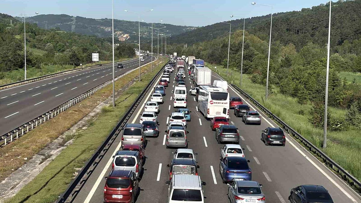 Tatilcilerin dönüşü sürüyor: Bolu geçişinde uzun araç kuyrukları