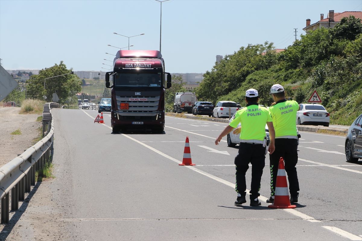 Tekirdağ'da bayram trafiği nedeniyle ağır tonajlı araçlar için İstanbul yönü kısıtlaması