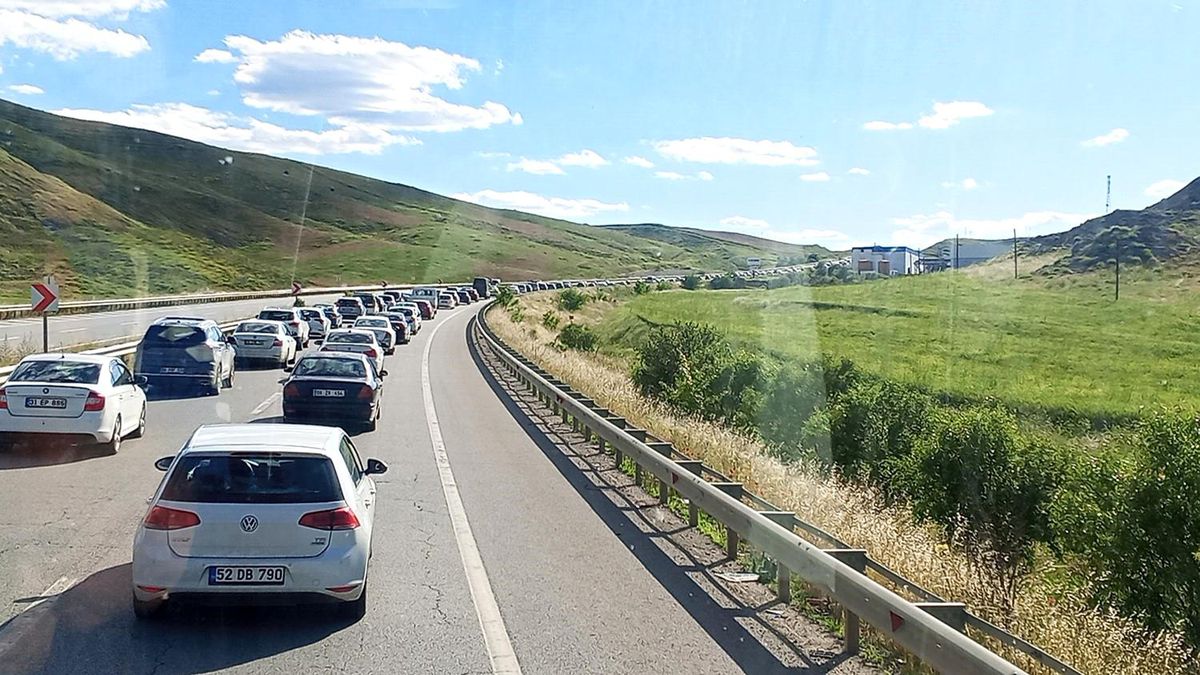Trabzon'dan batıya dönüş kabusu: Ankara ve İzmir yolları tamamen kilitlendi