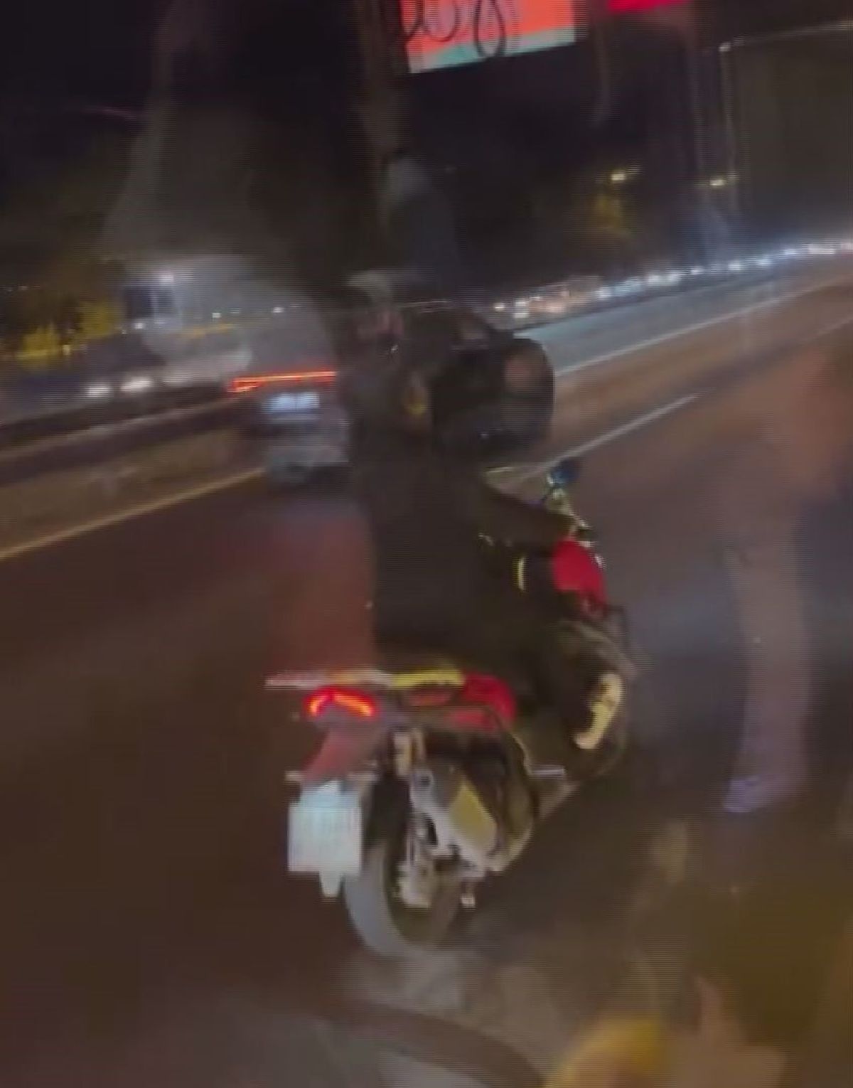 Motosiklet sürücüsü elindeki cismi İETT otobüsüne fırlattı; yolcuların panik anları kamerada